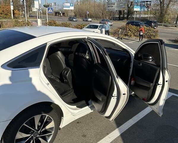 Белый Хендай Соната, объемом двигателя 2 л и пробегом 406 тыс. км за 8000 $, фото 4 на Automoto.ua