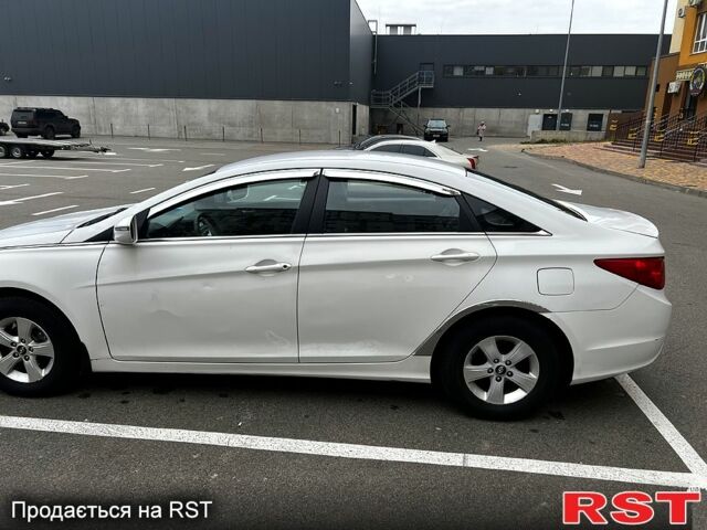 Белый Хендай Соната, объемом двигателя 2 л и пробегом 188 тыс. км за 7300 $, фото 2 на Automoto.ua