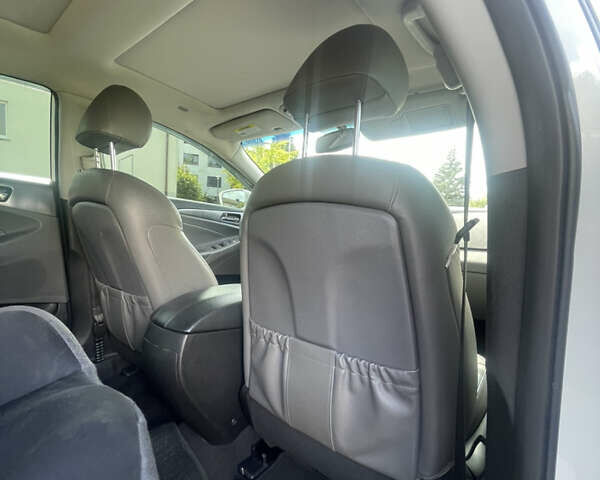 Білий Хендай Соната, об'ємом двигуна 2.36 л та пробігом 138 тис. км за 11000 $, фото 13 на Automoto.ua