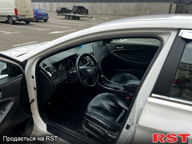 Белый Хендай Соната, объемом двигателя 2 л и пробегом 188 тыс. км за 7300 $, фото 5 на Automoto.ua