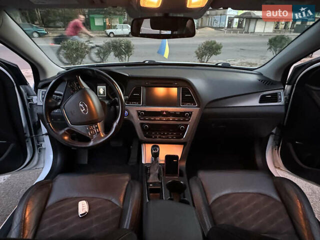 Білий Хендай Соната, об'ємом двигуна 2.4 л та пробігом 115 тис. км за 11000 $, фото 12 на Automoto.ua