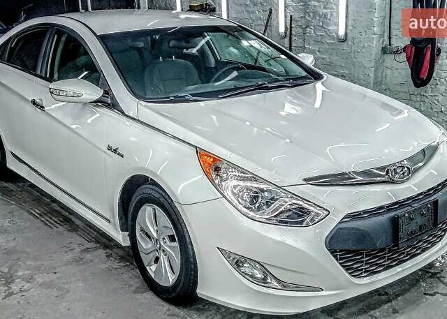 Белый Хендай Соната, объемом двигателя 2.4 л и пробегом 121 тыс. км за 10977 $, фото 1 на Automoto.ua