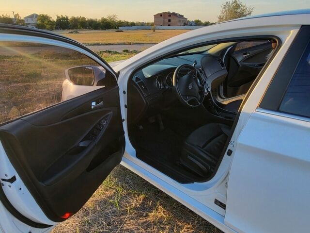 Белый Хендай Соната, объемом двигателя 2 л и пробегом 181 тыс. км за 7600 $, фото 3 на Automoto.ua