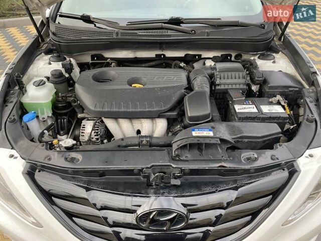 Білий Хендай Соната, об'ємом двигуна 2 л та пробігом 230 тис. км за 7500 $, фото 24 на Automoto.ua