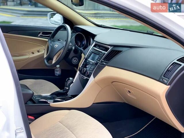 Білий Хендай Соната, об'ємом двигуна 2.4 л та пробігом 211 тис. км за 8500 $, фото 19 на Automoto.ua
