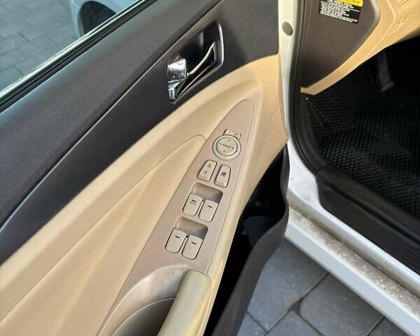 Білий Хендай Соната, об'ємом двигуна 2.4 л та пробігом 235 тис. км за 10000 $, фото 8 на Automoto.ua