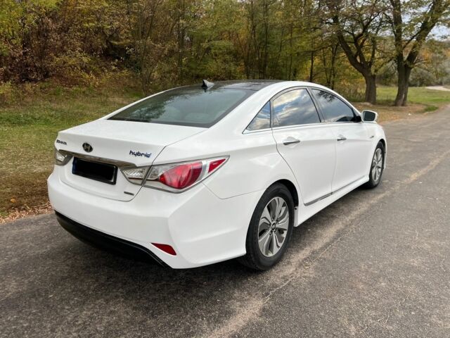 Белый Хендай Соната, объемом двигателя 2.4 л и пробегом 195 тыс. км за 8500 $, фото 2 на Automoto.ua