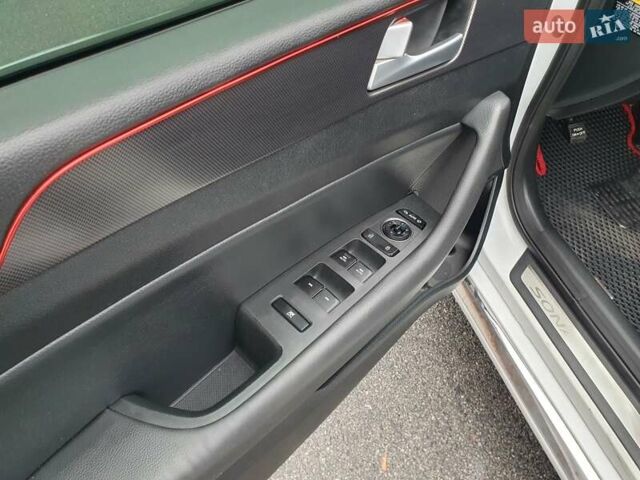 Белый Хендай Соната, объемом двигателя 2.36 л и пробегом 235 тыс. км за 11000 $, фото 9 на Automoto.ua