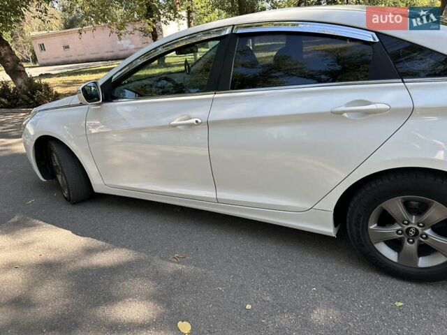 Белый Хендай Соната, объемом двигателя 2 л и пробегом 183 тыс. км за 8500 $, фото 6 на Automoto.ua