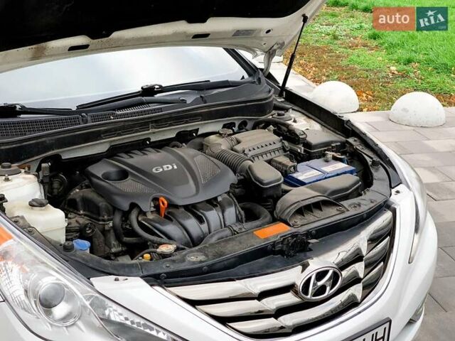 Білий Хендай Соната, об'ємом двигуна 2.4 л та пробігом 211 тис. км за 8500 $, фото 24 на Automoto.ua