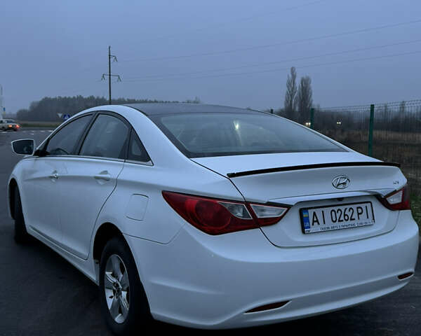 Белый Хендай Соната, объемом двигателя 2 л и пробегом 331 тыс. км за 7600 $, фото 3 на Automoto.ua