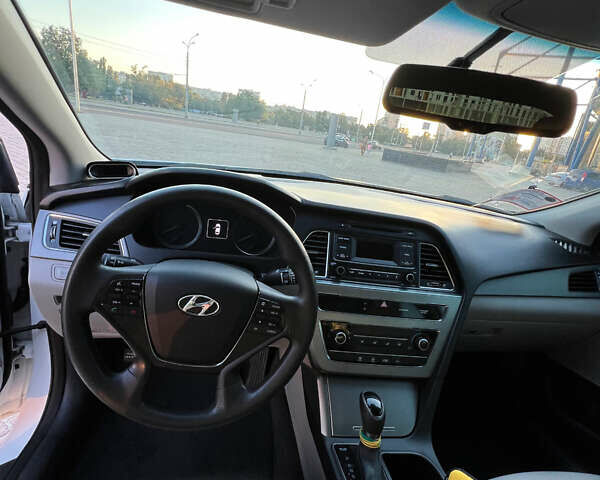 Білий Хендай Соната, об'ємом двигуна 2.36 л та пробігом 144 тис. км за 10900 $, фото 32 на Automoto.ua
