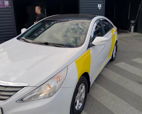 Белый Хендай Соната, объемом двигателя 2 л и пробегом 380 тыс. км за 6500 $, фото 4 на Automoto.ua