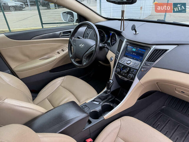 Білий Хендай Соната, об'ємом двигуна 2.36 л та пробігом 212 тис. км за 9990 $, фото 43 на Automoto.ua