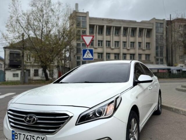 Белый Хендай Соната, объемом двигателя 2 л и пробегом 325 тыс. км за 7700 $, фото 1 на Automoto.ua