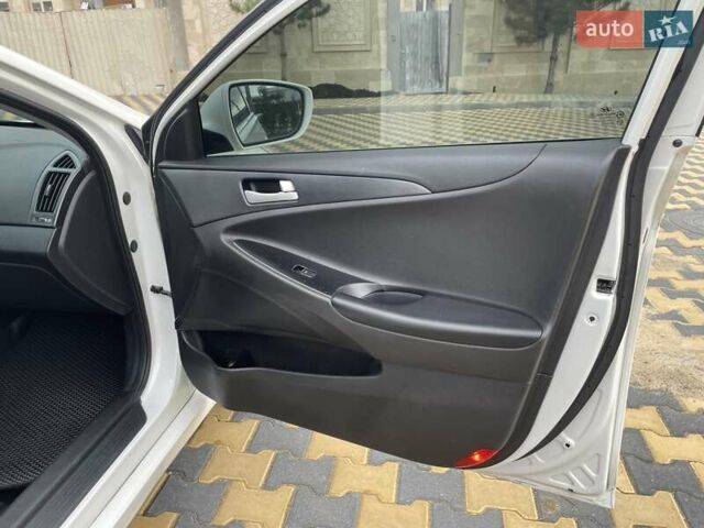 Білий Хендай Соната, об'ємом двигуна 2 л та пробігом 230 тис. км за 7500 $, фото 18 на Automoto.ua