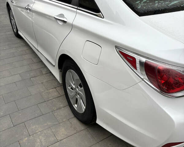 Білий Хендай Соната, об'ємом двигуна 2.4 л та пробігом 235 тис. км за 10000 $, фото 5 на Automoto.ua