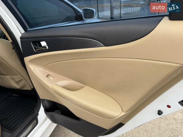 Білий Хендай Соната, об'ємом двигуна 2.36 л та пробігом 212 тис. км за 9990 $, фото 38 на Automoto.ua