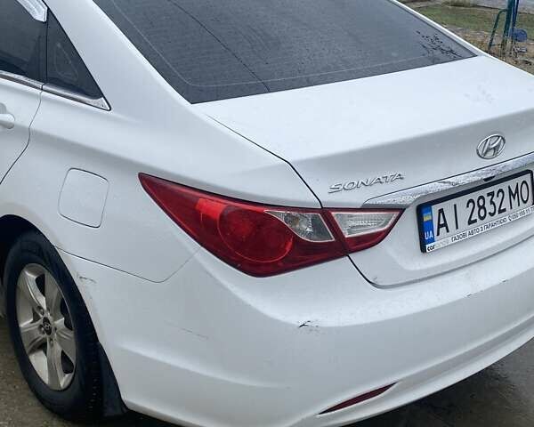 Белый Хендай Соната, объемом двигателя 2 л и пробегом 228 тыс. км за 7600 $, фото 3 на Automoto.ua