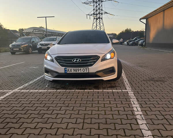 Белый Хендай Соната, объемом двигателя 2.36 л и пробегом 132 тыс. км за 10600 $, фото 1 на Automoto.ua