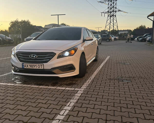 Белый Хендай Соната, объемом двигателя 2.36 л и пробегом 132 тыс. км за 10600 $, фото 2 на Automoto.ua