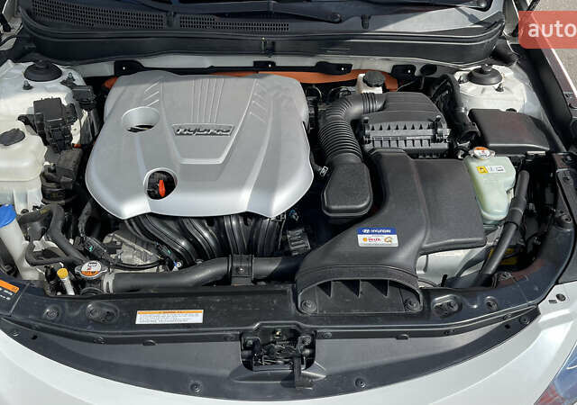 Белый Хендай Соната, объемом двигателя 2.4 л и пробегом 83 тыс. км за 12000 $, фото 6 на Automoto.ua