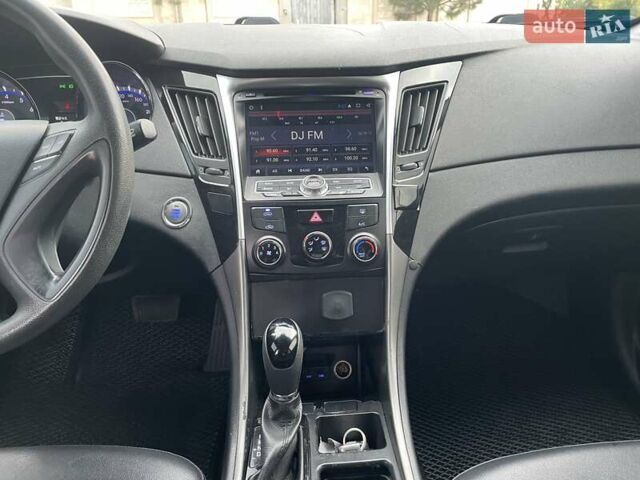 Білий Хендай Соната, об'ємом двигуна 2 л та пробігом 230 тис. км за 7500 $, фото 21 на Automoto.ua