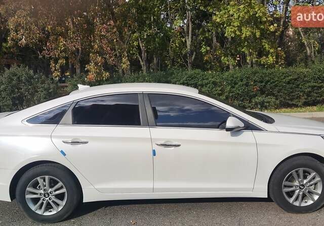 Білий Хендай Соната, об'ємом двигуна 2 л та пробігом 188 тис. км за 13300 $, фото 1 на Automoto.ua