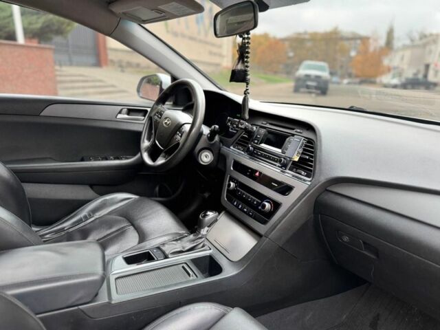 Белый Хендай Соната, объемом двигателя 2 л и пробегом 325 тыс. км за 7700 $, фото 7 на Automoto.ua