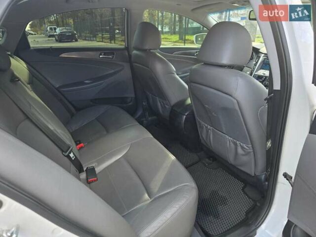 Хендай Соната 2014 у Рівному на Automoto.ua Білий Хендай Соната, об'ємом двигуна 2.36 л та пробігом 225 тис. км за 10300 $, фото 11 на Automoto.ua