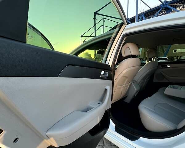 Білий Хендай Соната, об'ємом двигуна 2.36 л та пробігом 144 тис. км за 10900 $, фото 23 на Automoto.ua