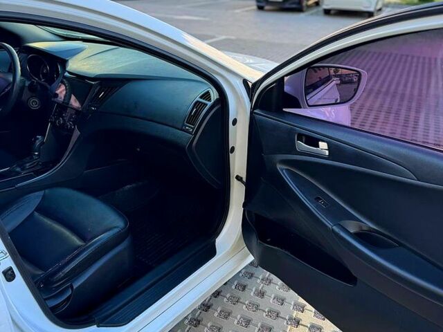 Белый Хендай Соната, объемом двигателя 2 л и пробегом 330 тыс. км за 6200 $, фото 5 на Automoto.ua