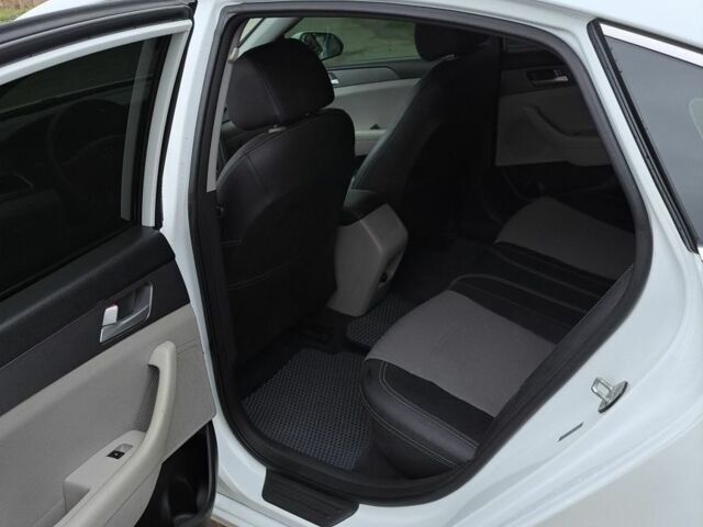 Белый Хендай Соната, объемом двигателя 2.4 л и пробегом 100 тыс. км за 7850 $, фото 5 на Automoto.ua