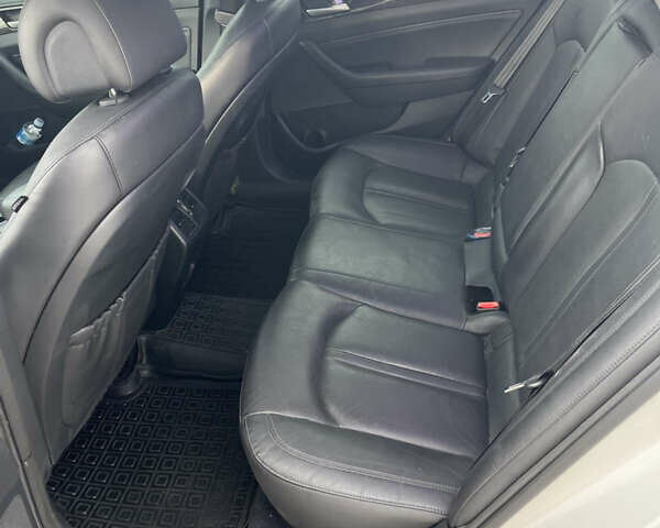 Білий Хендай Соната, об'ємом двигуна 2 л та пробігом 176 тис. км за 12500 $, фото 7 на Automoto.ua