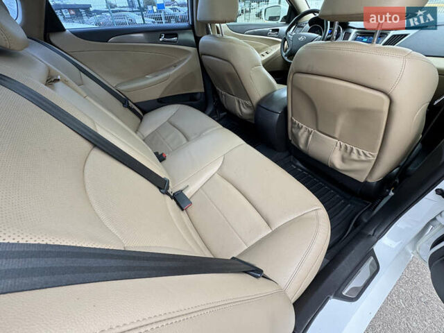 Білий Хендай Соната, об'ємом двигуна 2.36 л та пробігом 212 тис. км за 9990 $, фото 40 на Automoto.ua