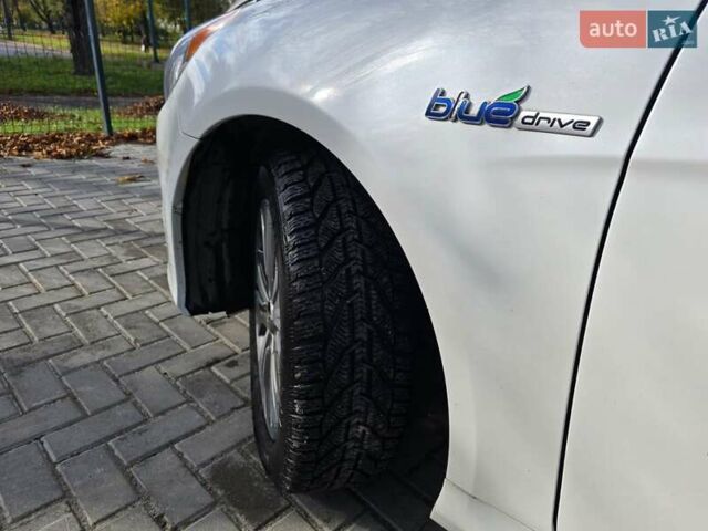 Хендай Соната 2014 у Рівному на Automoto.ua Білий Хендай Соната, об'ємом двигуна 2.36 л та пробігом 225 тис. км за 10300 $, фото 1 на Automoto.ua