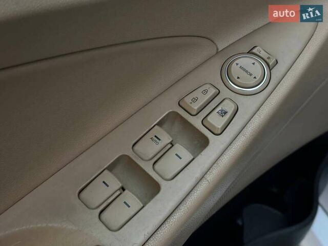 Белый Хендай Соната, объемом двигателя 2.36 л и пробегом 170 тыс. км за 8500 $, фото 17 на Automoto.ua