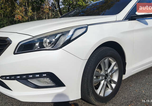 Білий Хендай Соната, об'ємом двигуна 2 л та пробігом 188 тис. км за 13300 $, фото 3 на Automoto.ua