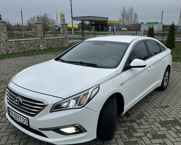 Белый Хендай Соната, объемом двигателя 2 л и пробегом 280 тыс. км за 9999 $, фото 6 на Automoto.ua