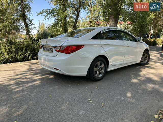Белый Хендай Соната, объемом двигателя 2 л и пробегом 183 тыс. км за 8500 $, фото 3 на Automoto.ua