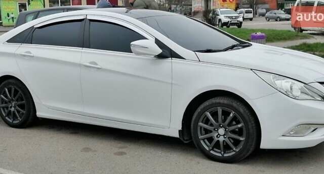Белый Хендай Соната, объемом двигателя 2 л и пробегом 400 тыс. км за 7200 $, фото 1 на Automoto.ua