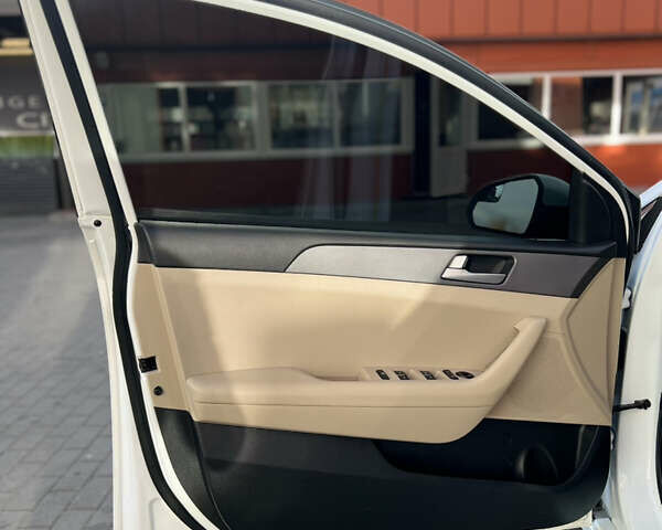 Белый Хендай Соната, объемом двигателя 2.36 л и пробегом 116 тыс. км за 12250 $, фото 18 на Automoto.ua