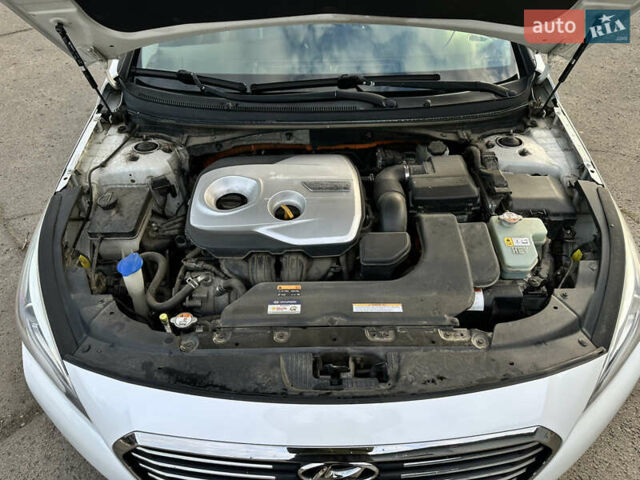 Белый Хендай Соната, объемом двигателя 2 л и пробегом 200 тыс. км за 12000 $, фото 4 на Automoto.ua