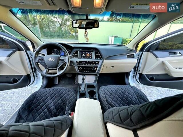 Белый Хендай Соната, объемом двигателя 2.4 л и пробегом 160 тыс. км за 11000 $, фото 26 на Automoto.ua