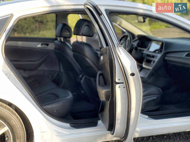 Хендай Соната 2015 в Киеве на Automoto.ua Белый Хендай Соната, объемом двигателя 2 л и пробегом 275 тыс. км за 15000 $, фото 5 на Automoto.ua