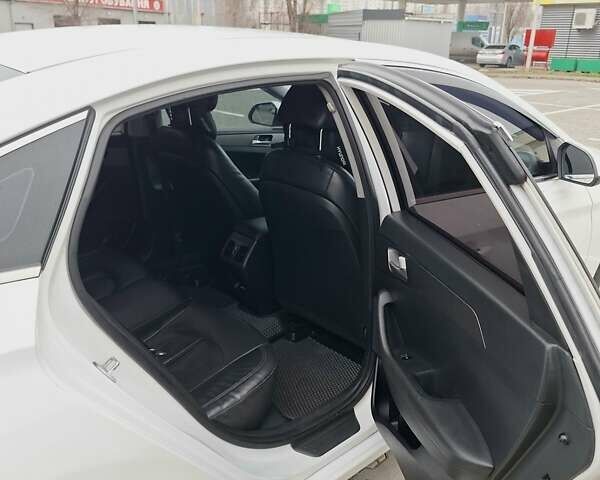 Білий Хендай Соната, об'ємом двигуна 2 л та пробігом 312 тис. км за 10500 $, фото 13 на Automoto.ua