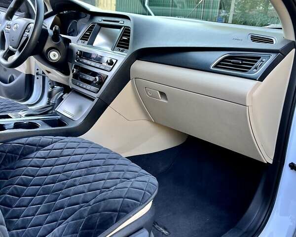 Белый Хендай Соната, объемом двигателя 2.4 л и пробегом 160 тыс. км за 11000 $, фото 19 на Automoto.ua