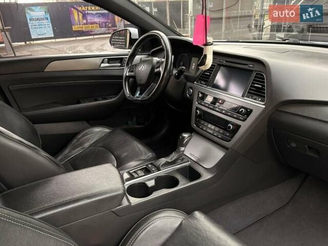 Білий Хендай Соната, об'ємом двигуна 2 л та пробігом 198 тис. км за 12799 $, фото 5 на Automoto.ua