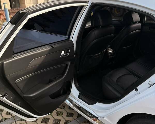 Білий Хендай Соната, об'ємом двигуна 2 л та пробігом 198 тис. км за 12799 $, фото 11 на Automoto.ua