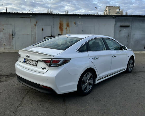 Белый Хендай Соната, объемом двигателя 2 л и пробегом 200 тыс. км за 12000 $, фото 2 на Automoto.ua